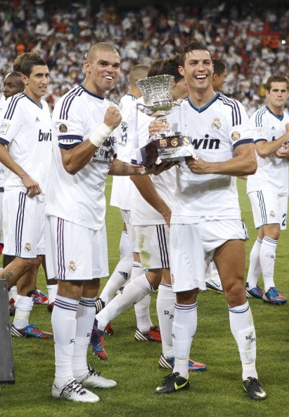 Ronaldo khoe đùi ăn mừng...